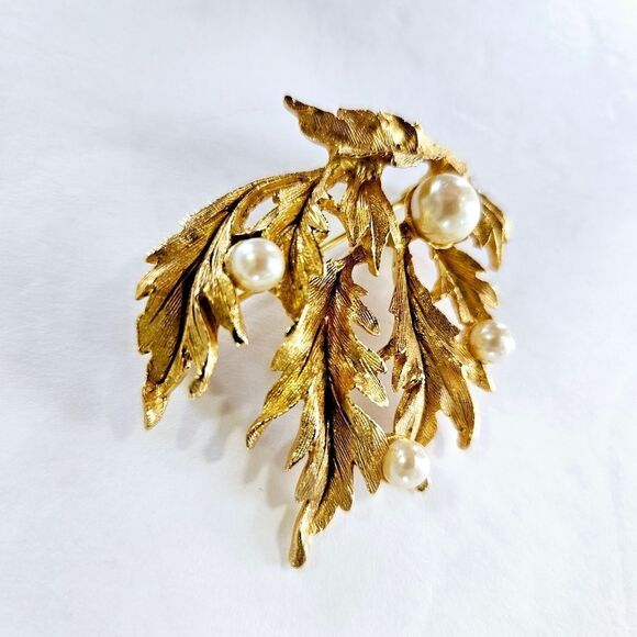 Vintage Richelieu Signed Seagrass Matte Textured Gold Tone Faux Pearl Brooch Pin - Picture 4 of 7